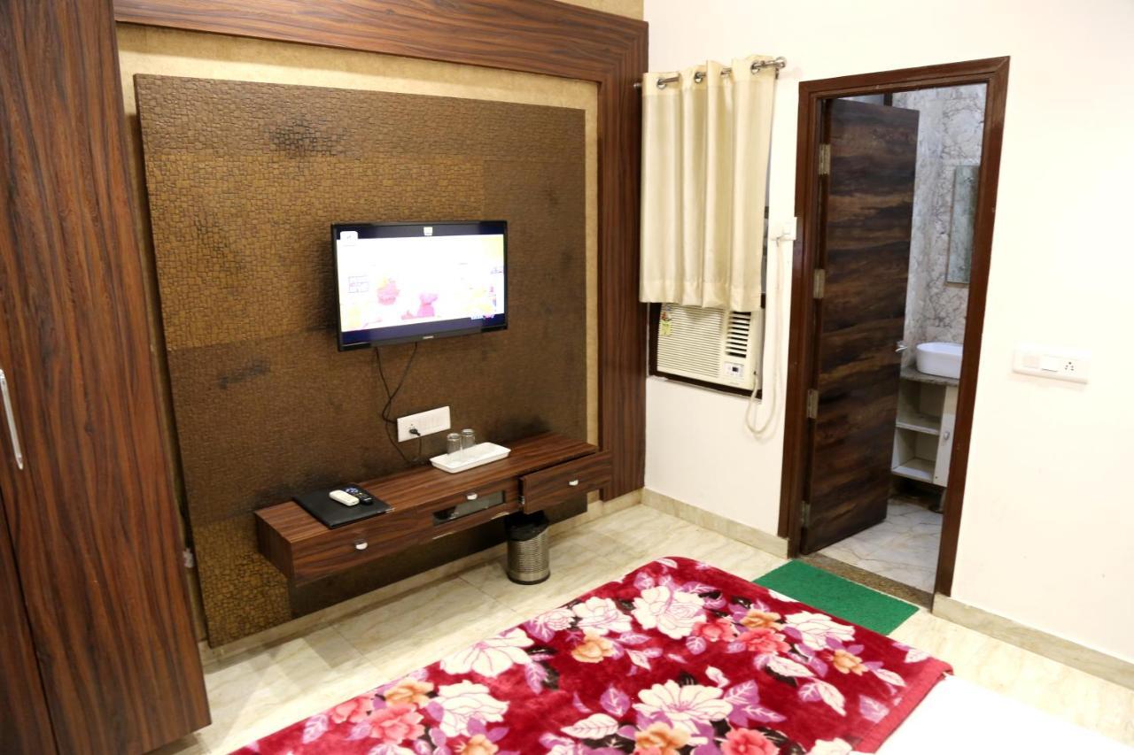 ホテルShree Anand Dham Vrindāvan エクステリア 写真